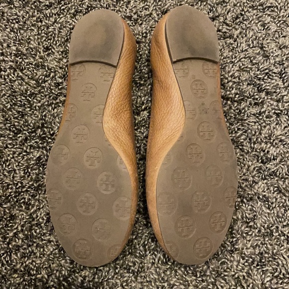 Camel colored leather Tory Burch flats. Size 7. - Picture 2 of 4